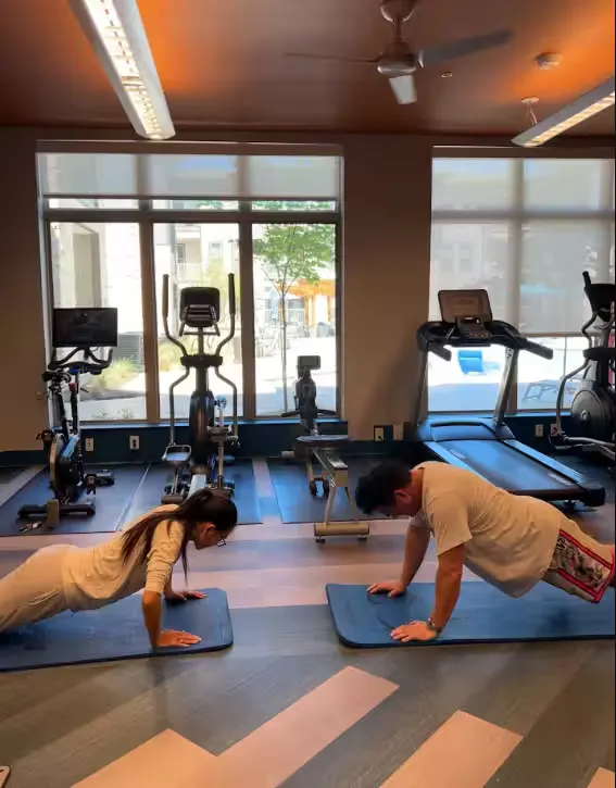 Couples training: push-ups side by side